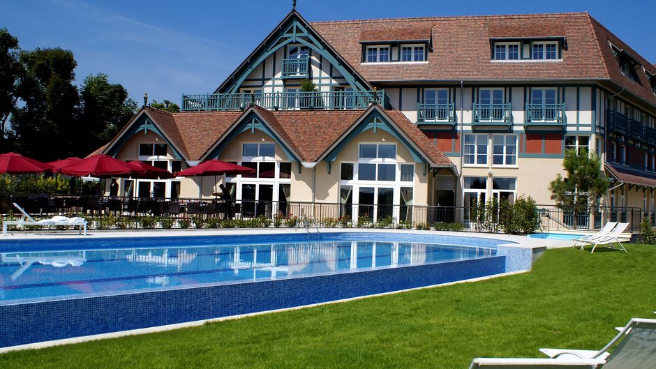Renaissance Paris Hippodrome de St Cloud Pool