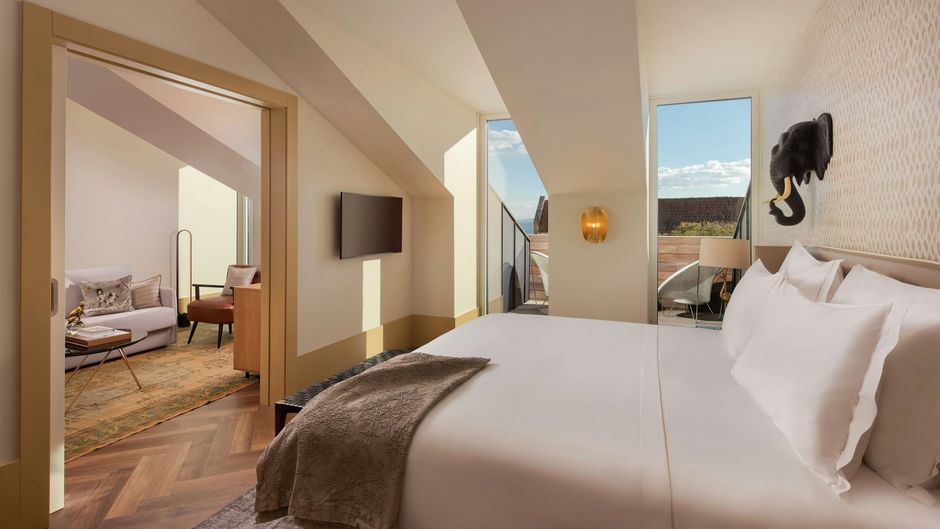 The Ivens, Autograph Collection Suite