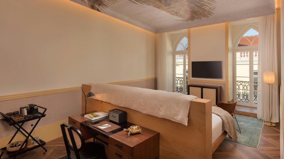 The Ivens, Autograph Collection Suite