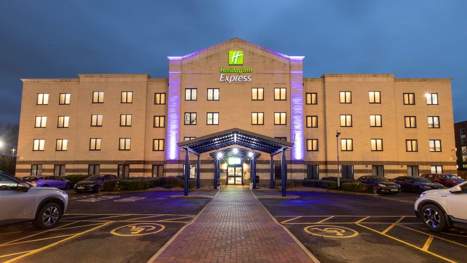 Holiday Inn Express Poole Exterior