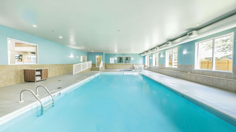 Holiday Inn Express/Suites Regina-South Pool