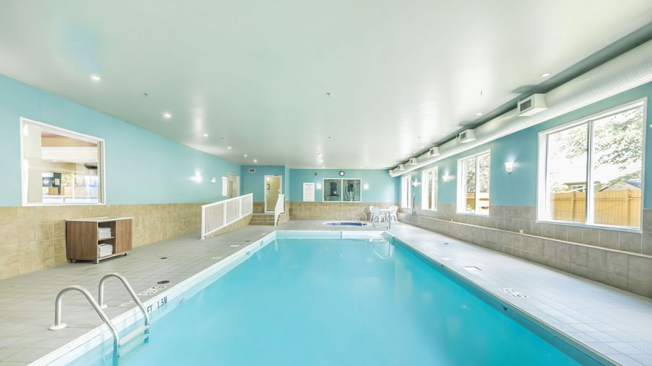 Holiday Inn Express/Suites Regina-South Pool