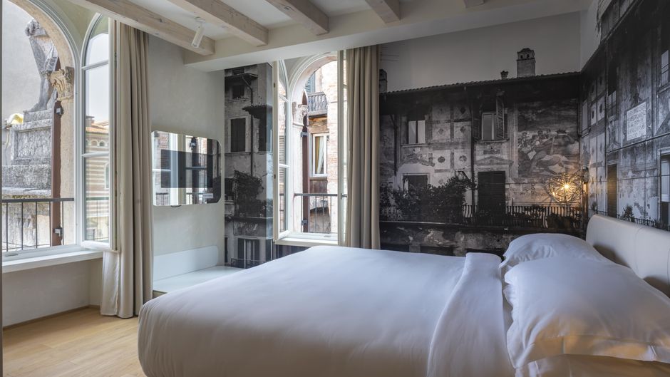 Lords of Verona Apartments Room