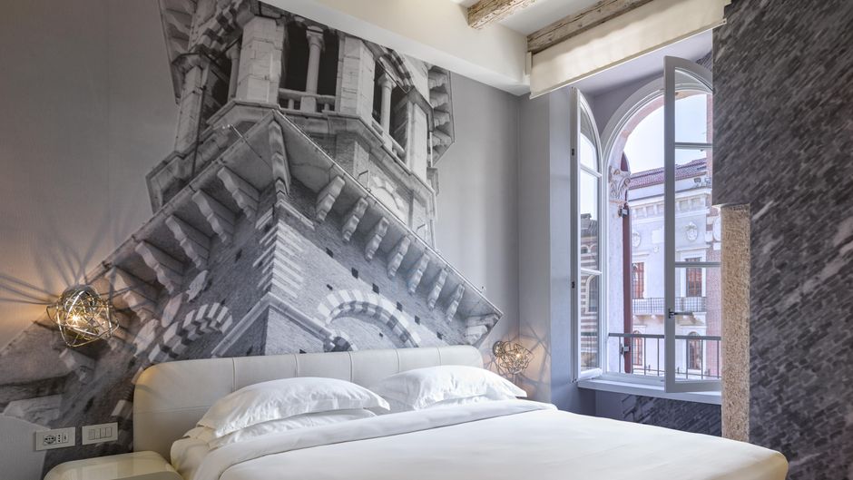 Lords of Verona Apartments Room