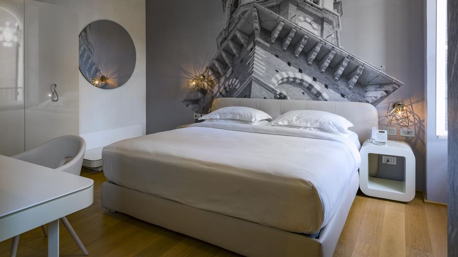 Lords of Verona Apartments Room
