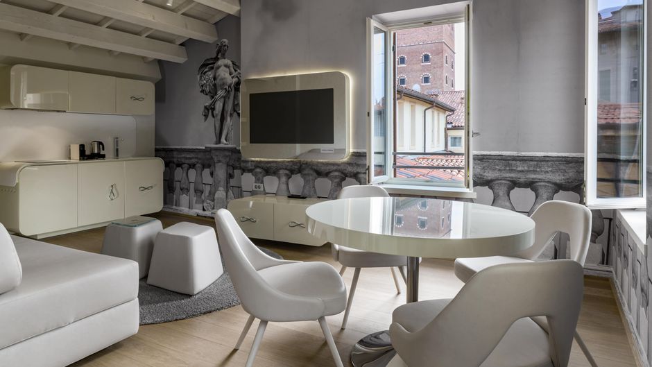 Lords of Verona Apartments Room