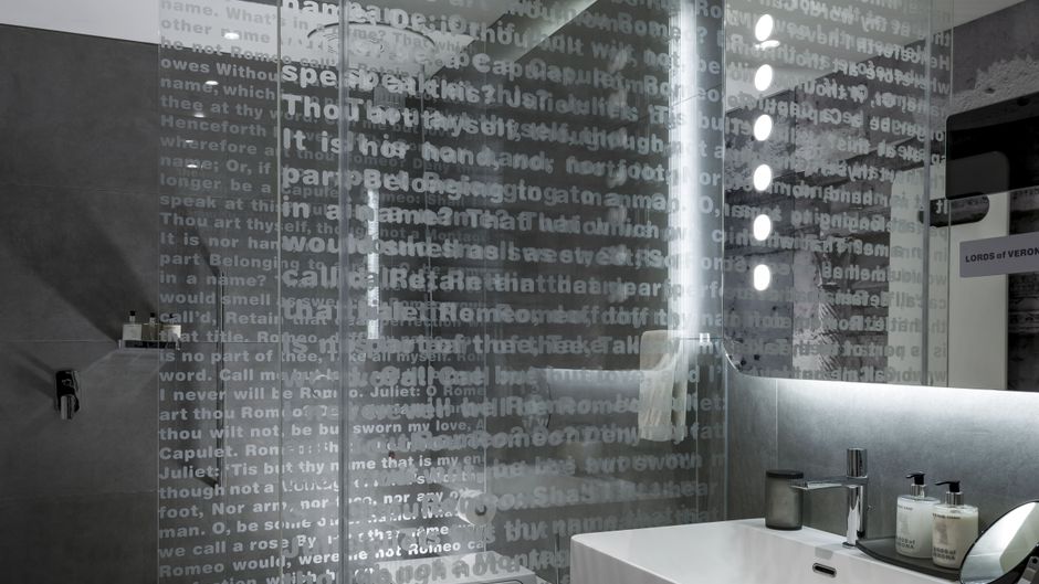 Lords of Verona Apartments Room