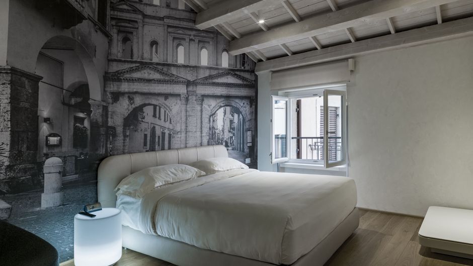 Lords of Verona Apartments Room