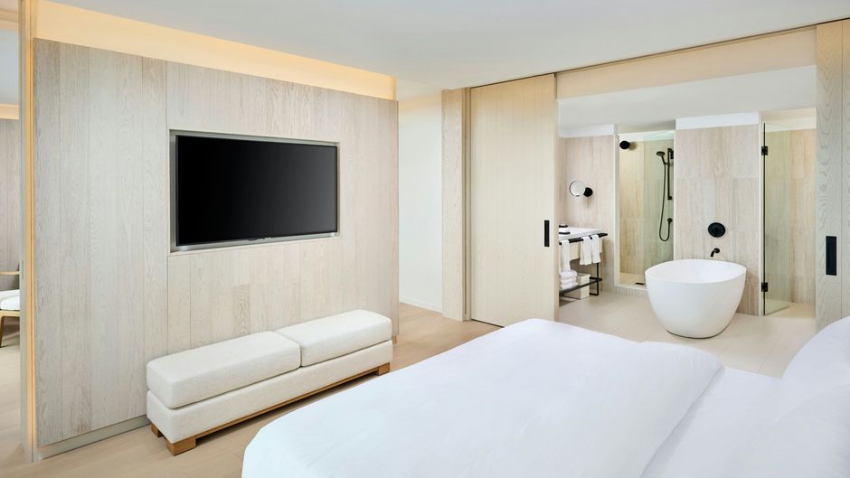 The Pearle Hotel & Spa, Autograph Coll Suite
