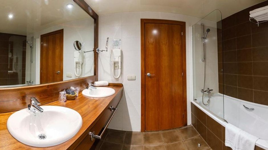 Gran Hotel Ciudad de Barbastro Room