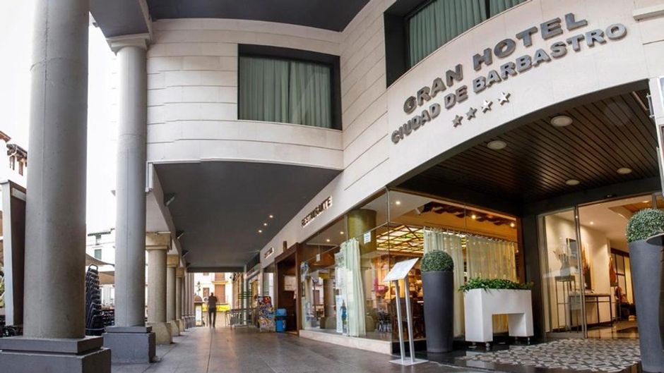 Gran Hotel Ciudad de Barbastro Exterior
