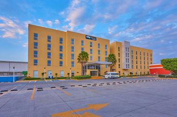 City Express by Marriott Plaza Central