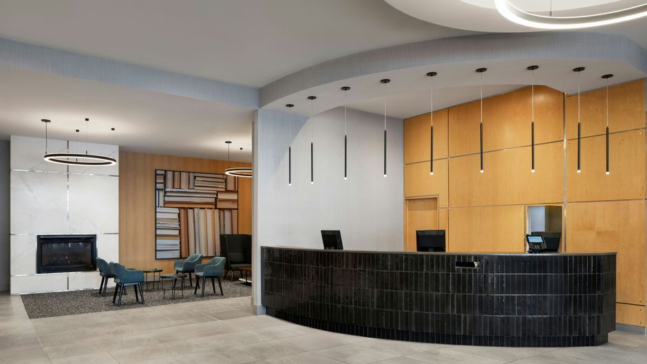 Courtyard by Marriott Montreal Airport Lobby
