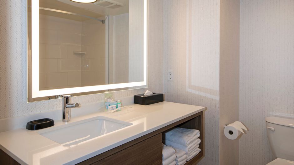 Holiday Inn Hotel & Suites Kamloops Room