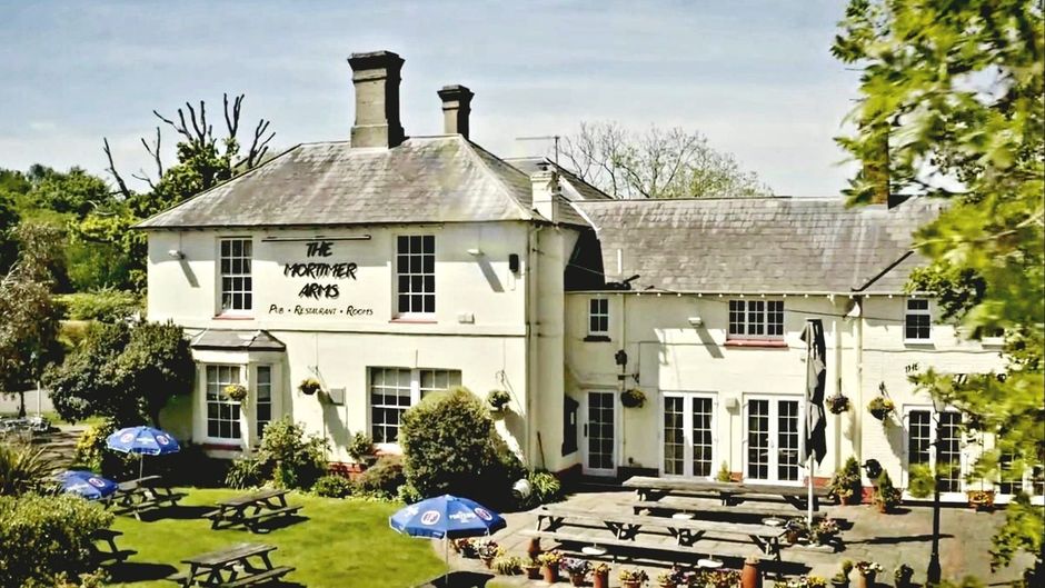 Mortimer Arms Hotel Exterior