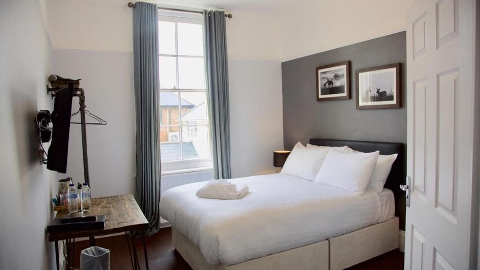 Mortimer Arms Hotel Room