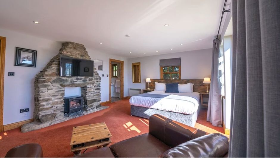 Oak Tree Inn Room