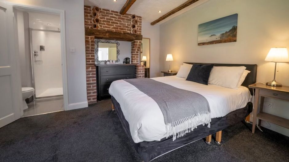 Oak Tree Inn Room