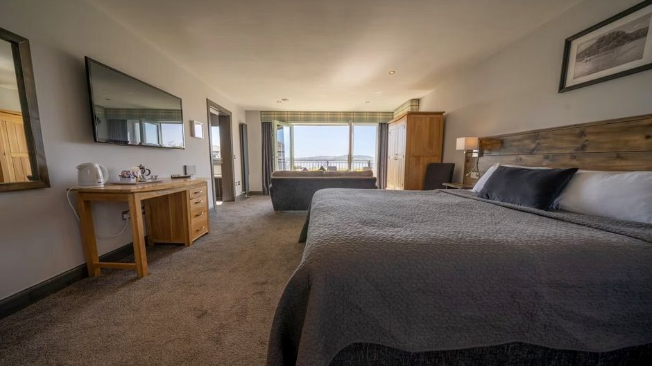 Oak Tree Inn Room
