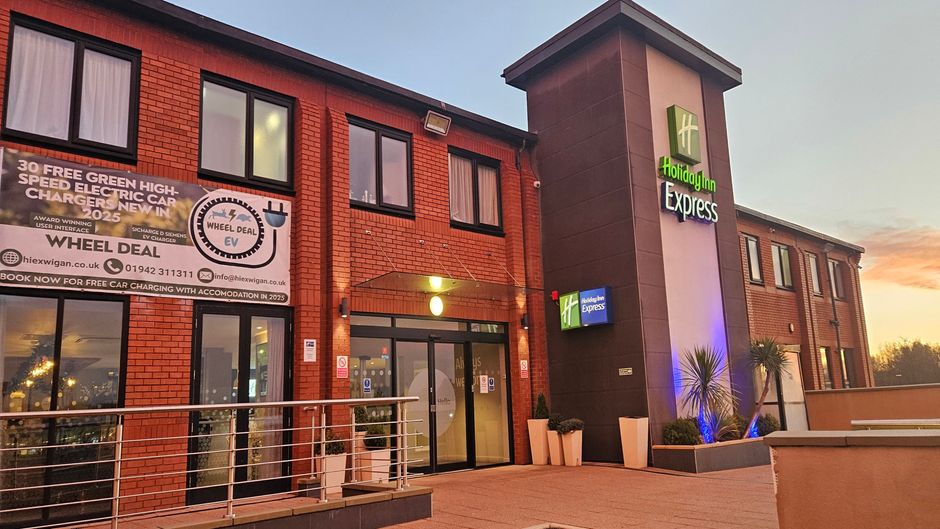 Holiday Inn Express Wigan Exterior