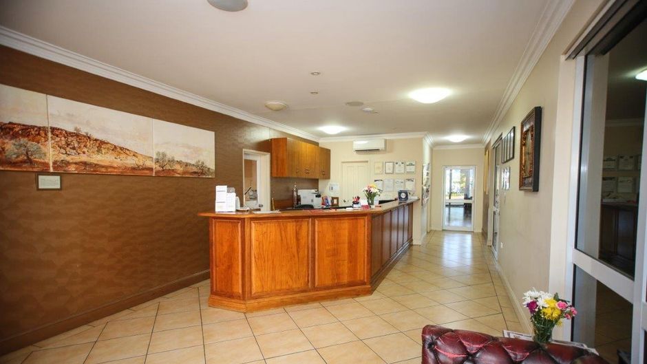 Roma Explorers Inn Lobby