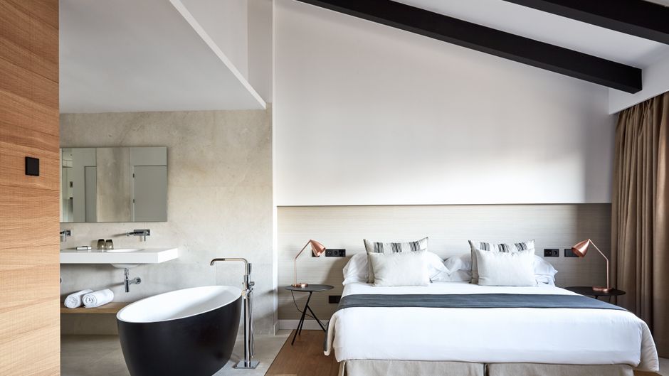 Nakar Hotel Room
