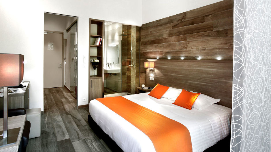 Seventeen Hotel Room