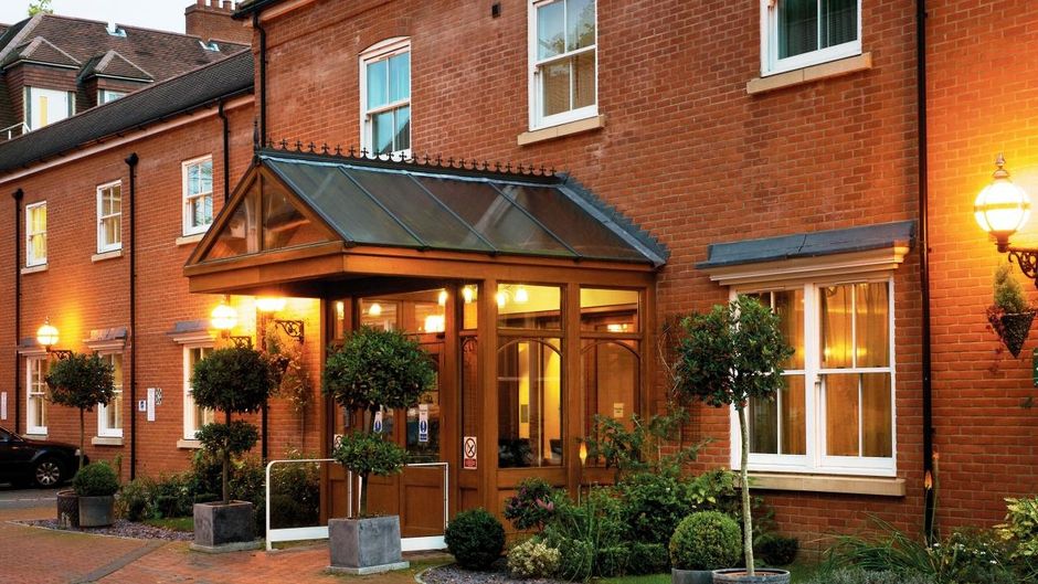Pinewood Hotel Exterior