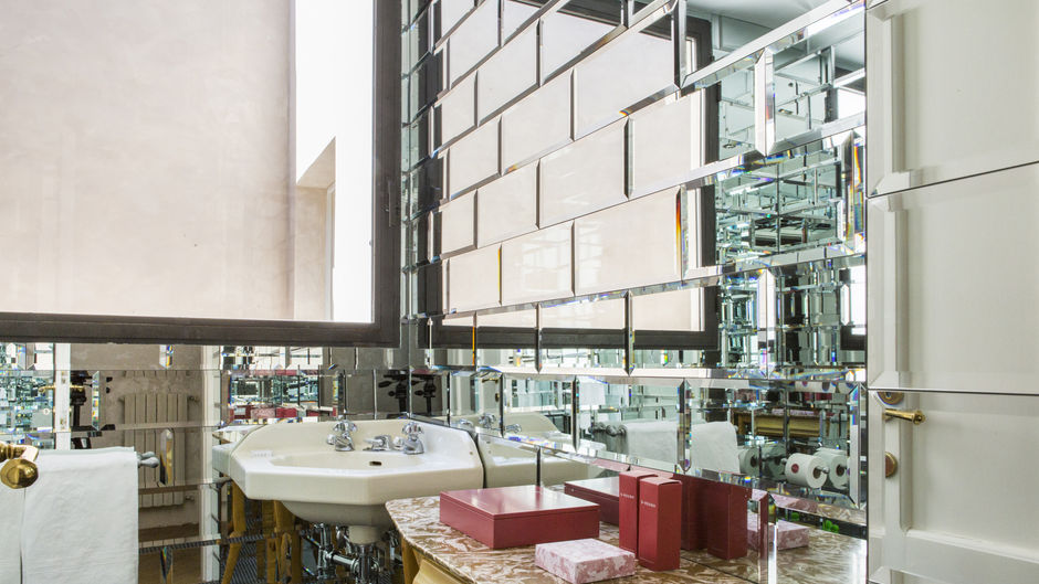 G-Rough Luxury Suites Room