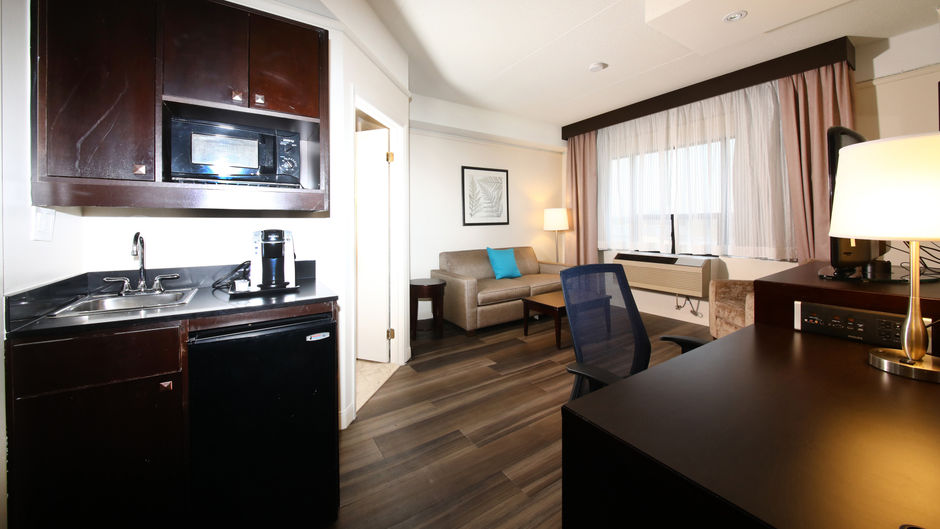 Holiday Inn and Suites Windsor Suite