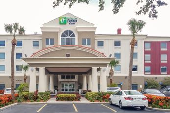 Holiday Inn Express Hotel & Suites