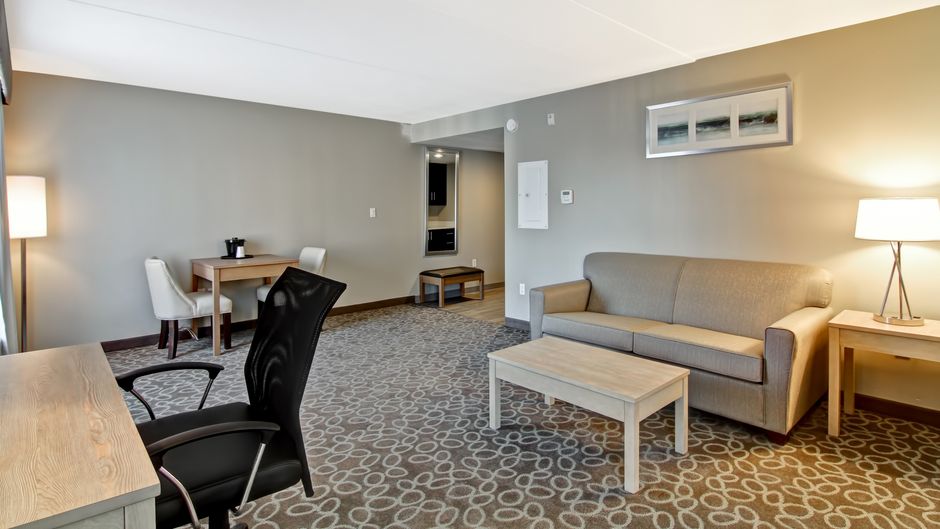 Holiday Inn Express & Suites Oshawa Suite