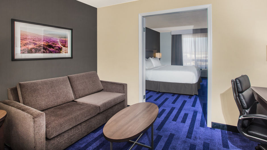 Holiday Inn Hotel & Suites Room