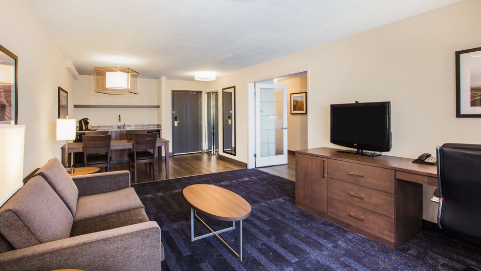 Holiday Inn Hotel & Suites Room