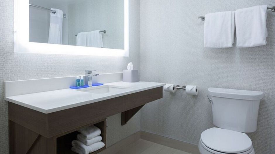 Holiday Inn Express Hotel & Suites Room