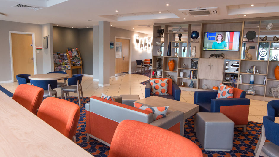 Holiday Inn Express Dunfermline Lobby