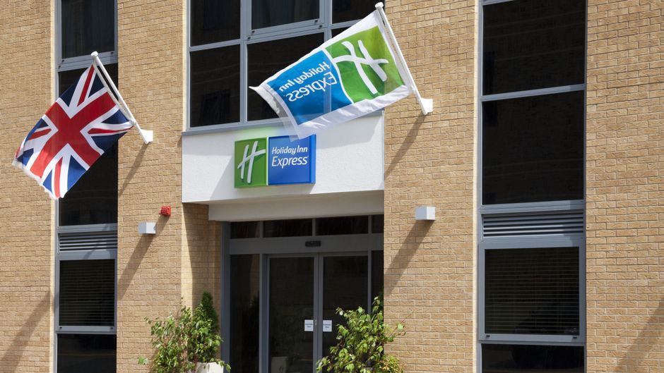 Holiday Inn Express Watford Junction Exterior