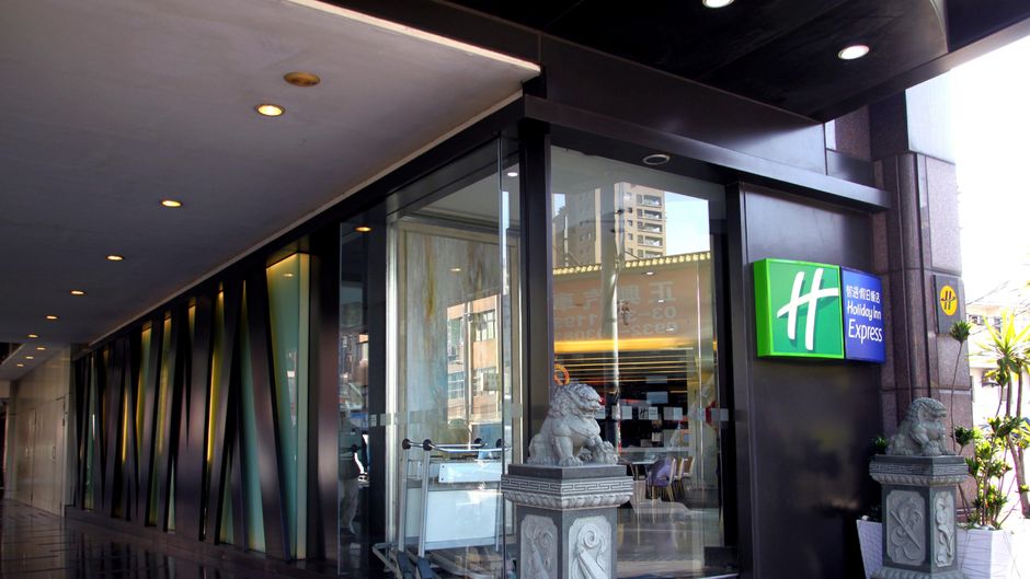 Holiday Inn Express Taoyuan Exterior