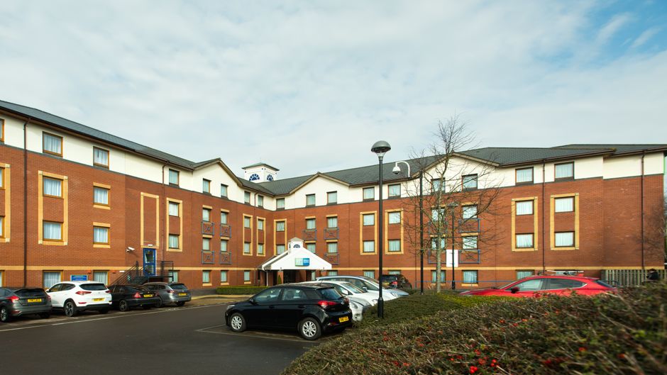 Holiday Inn Express Bristol North Exterior