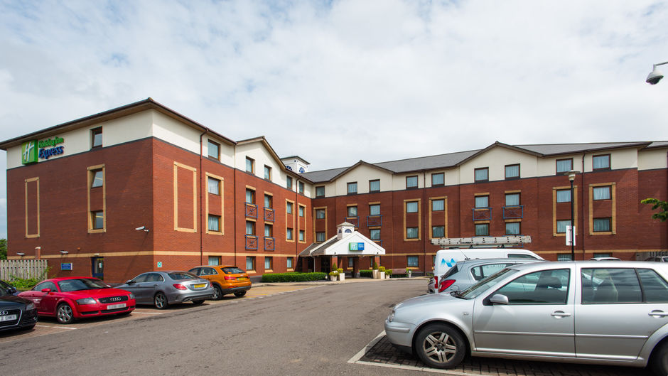 Holiday Inn Express Bristol North Exterior