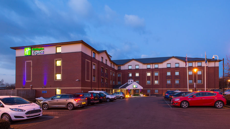 Holiday Inn Express Bristol North Exterior