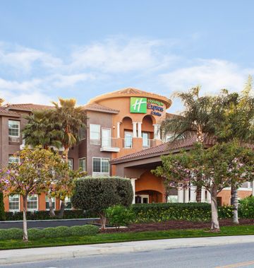 Holiday Inn Express Hotel & Suites