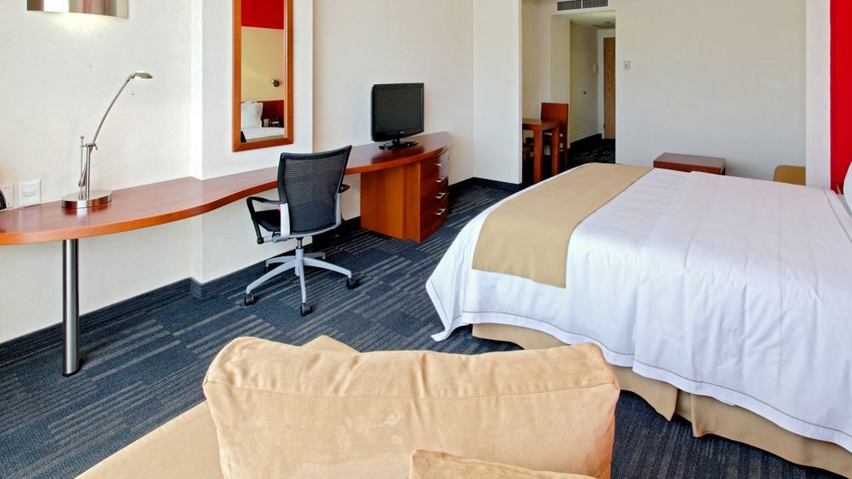 Holiday Inn Express Guadalajara Expo Suite