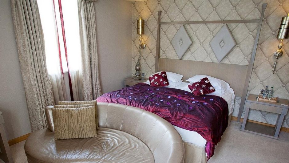 Pinewood Hotel Suite