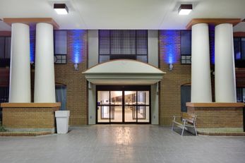 Holiday Inn Express Hotel & Suites