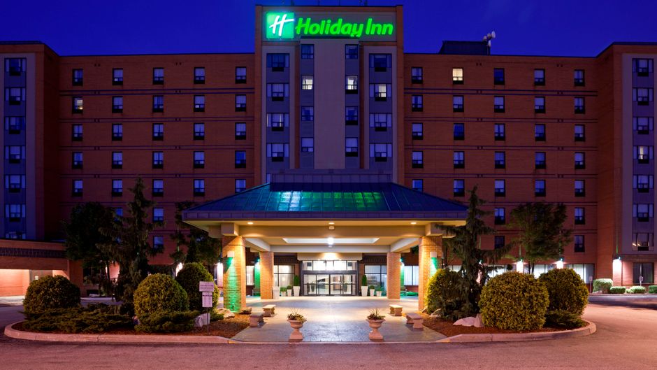 Holiday Inn and Suites Windsor Exterior