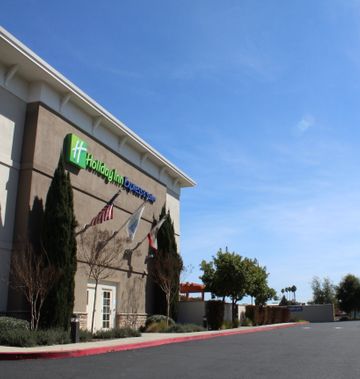 Holiday Inn Express Hotel & Suites