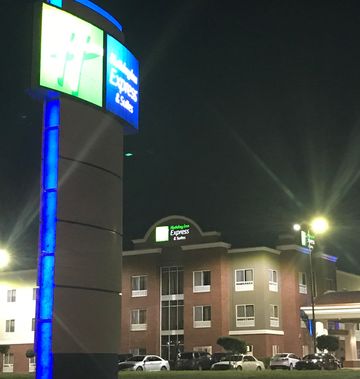 Holiday Inn Express Hotel & Suites