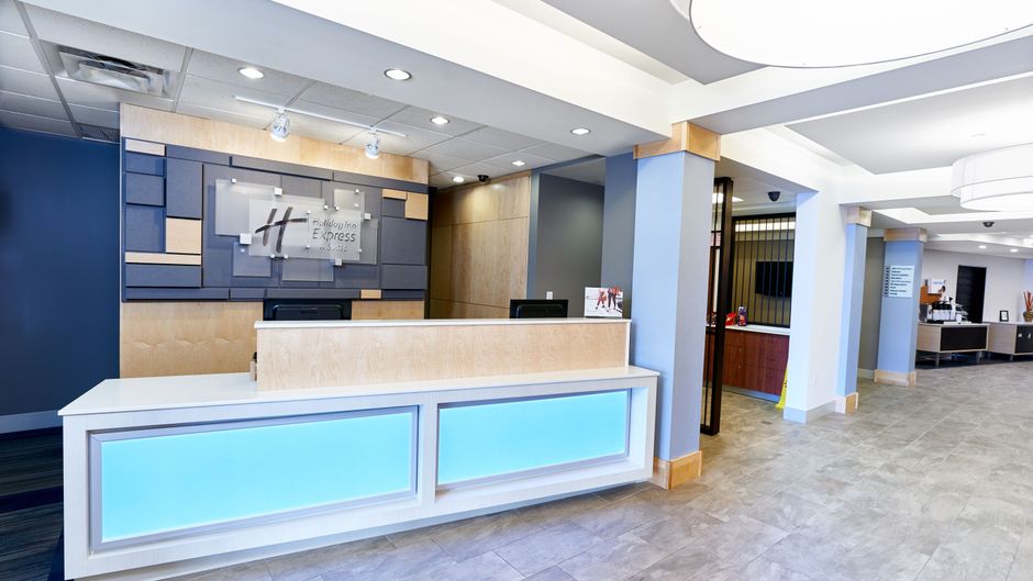 Holiday Inn Express Hotel & Suites Lobby