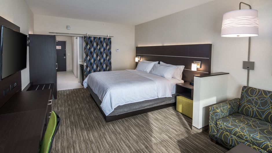 Holiday Inn Express & Suites University Suite
